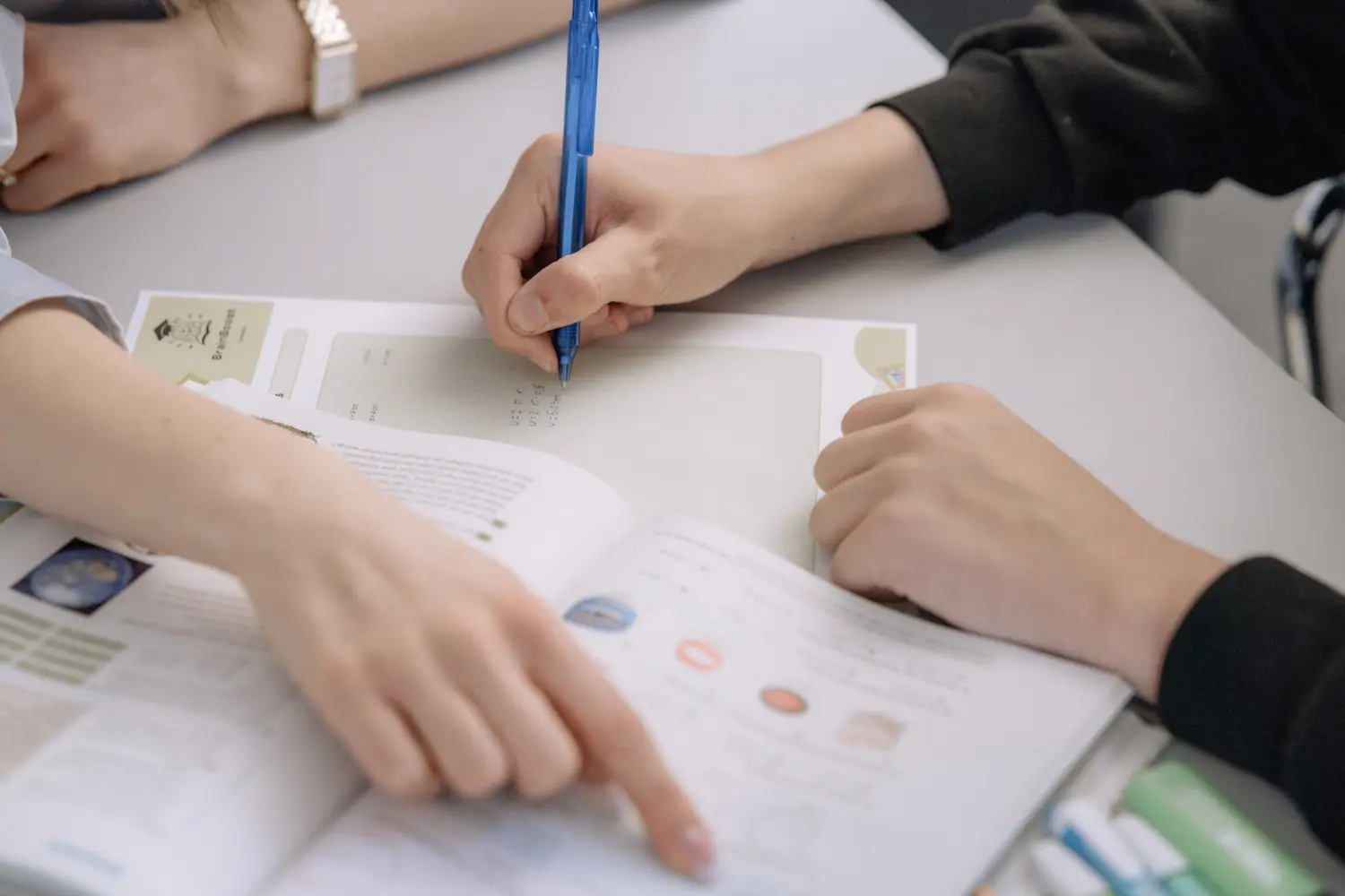 BrainBoost Akademie - Ein Tutor unterrichtet einen Schüler