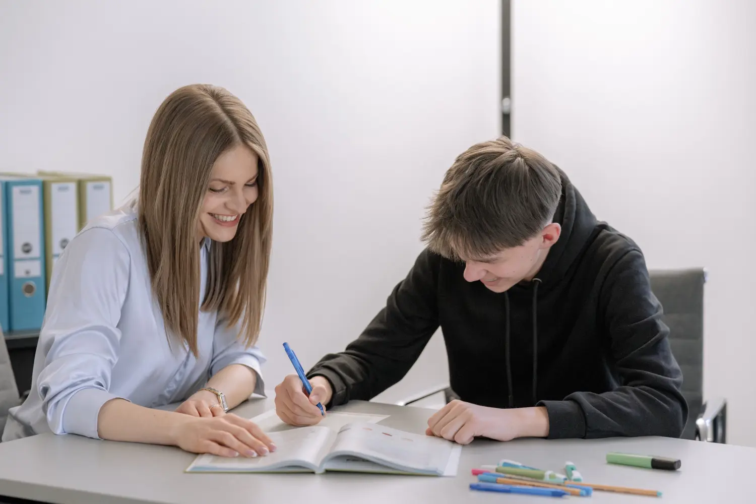 BrainBoost Akademie - Ein Tutor unterrichtet einen Schüler