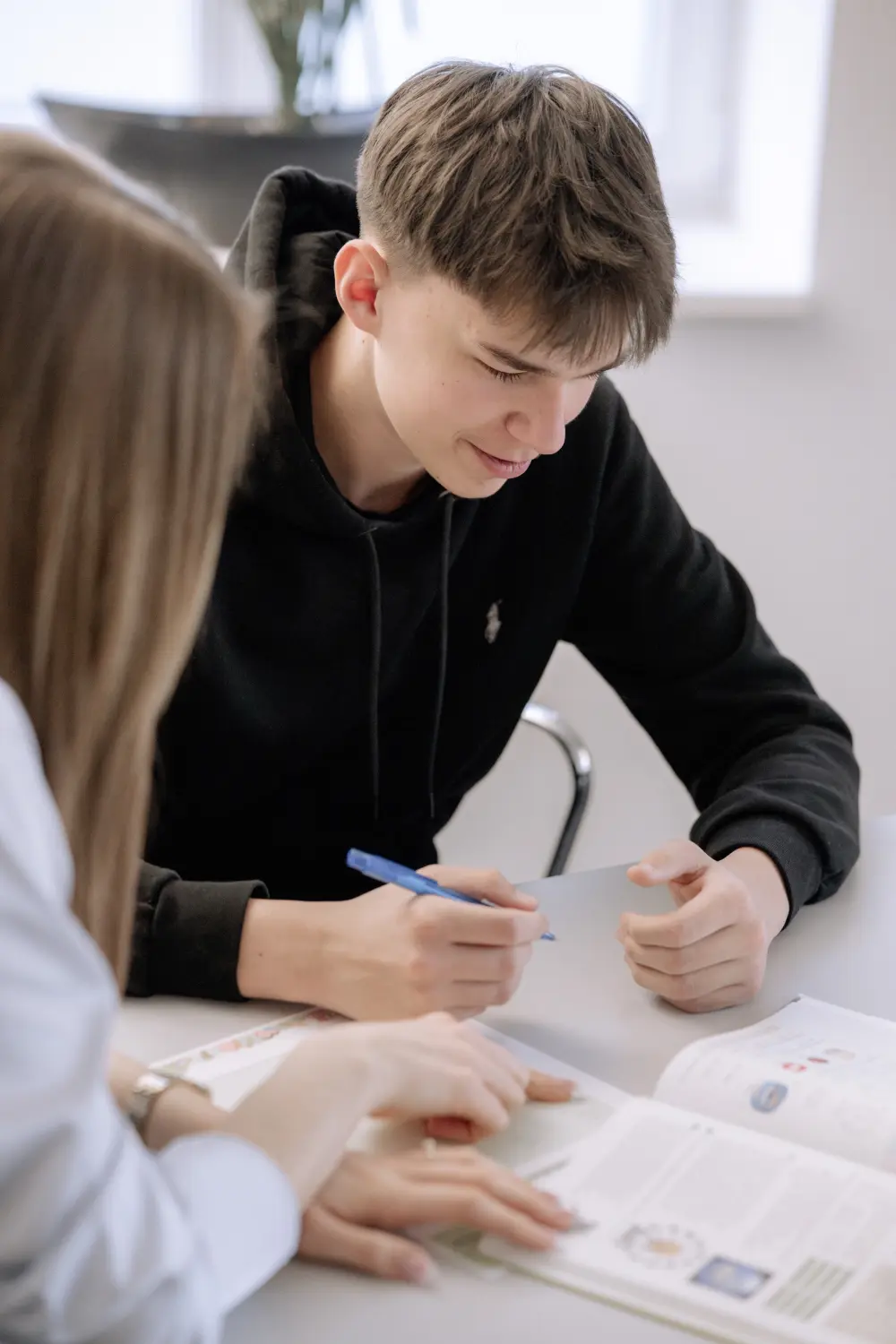 BrainBoost Akademie - Ein Tutor unterrichtet einen Schüler